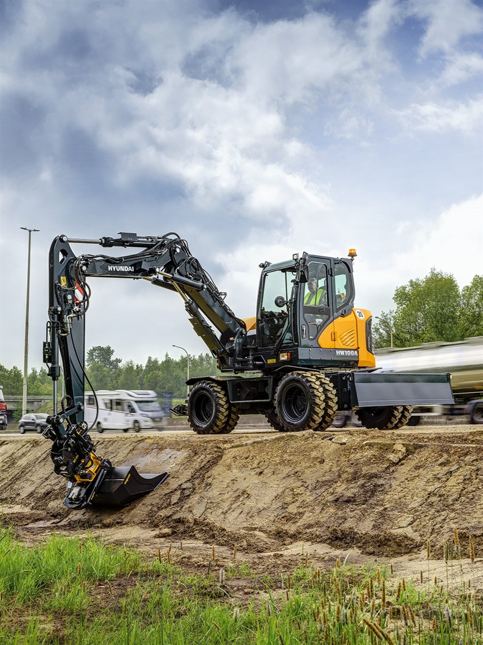 De nieuwe HW100A is de nieuwste aanvulling op onze A-serie graafmachines en is uitstekend gepositioneerd in het populaire 10-tons-segment. Hij biedt een hogere productiviteit in stedelijke bouwlocaties waar de ruimte beperkt is en lage emissies belangrijk zijn.
